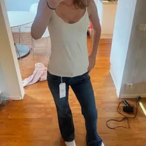Bootcut jeans low waist Gina Tricot - Pris kan absolut diskuteras vid snabb affär! Säljer ett par mörkblå low waist bootcut jeans från Gina Tricot i modellen Scandi low waist. Dom är helt nya men det har gått mer än 1 månad sen jag köpte dom så kan inte lämna tillbaka dom längre därför säljer jag dom!