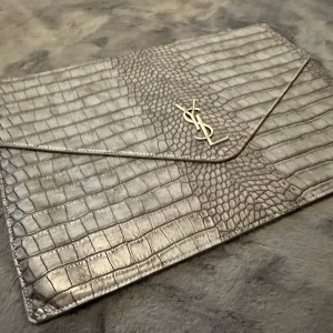 Ysl datafodral - Datafodral med ysl märket antar att det inte är äkta därav priset 