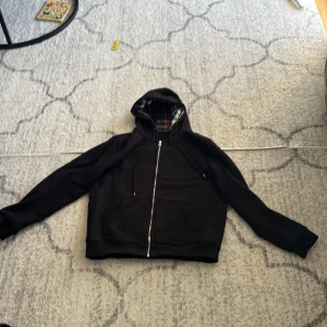 Burberry kofta - Svart hoodie från Burberry med hel dragkedja, Xl mer som L