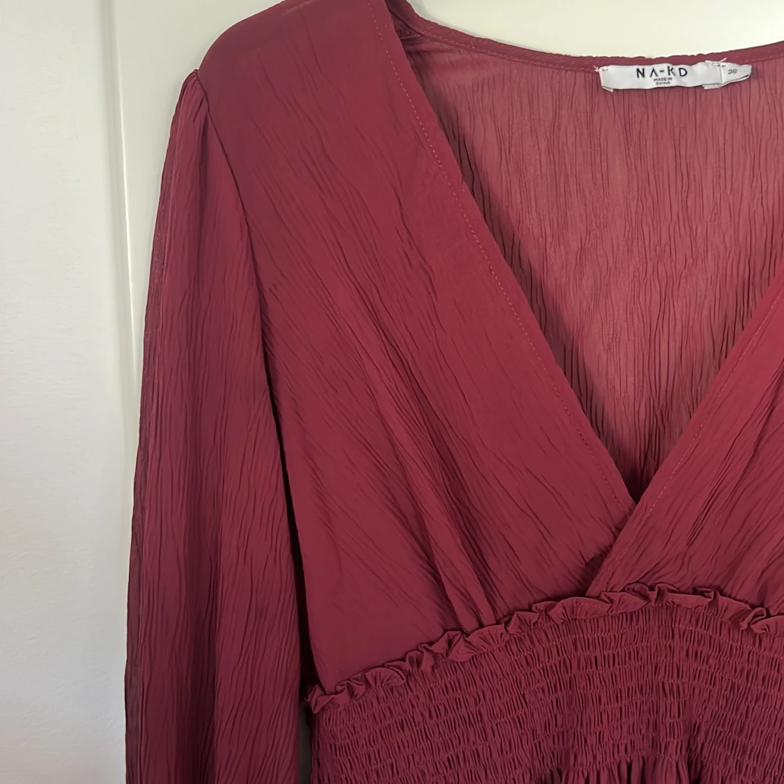 Vinröd omlottklänning från NA-KD - 2
