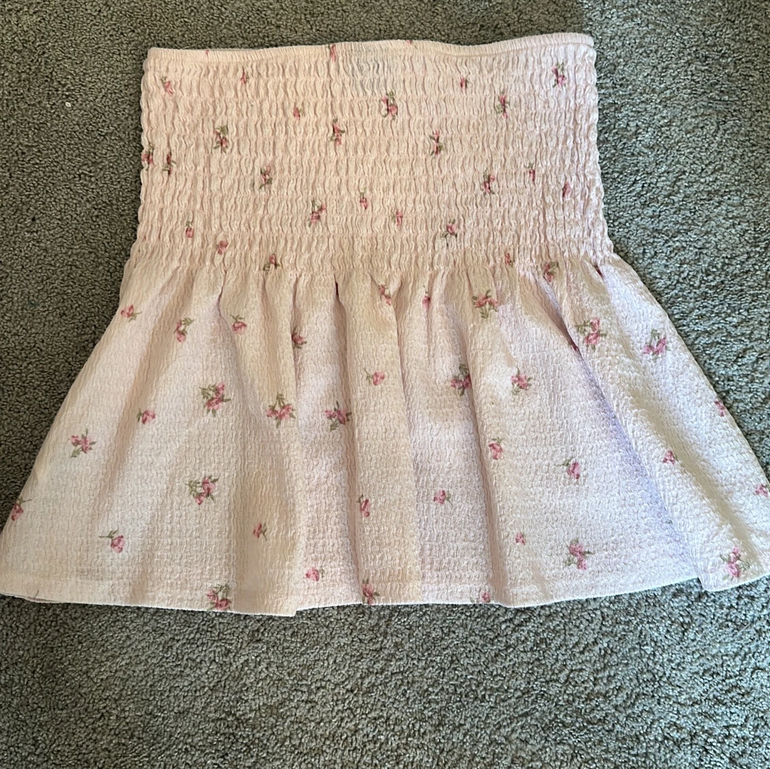 Ljusrosa blommig kortkjol