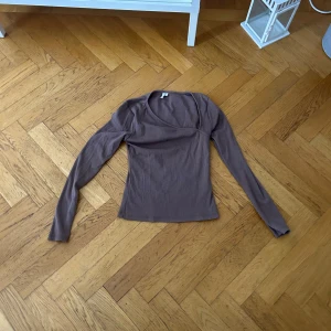 Ribbad brun långärmad topp NLY Trend - Fin v ringad långärmad från Nelly ändast änvänd fåtal gånger