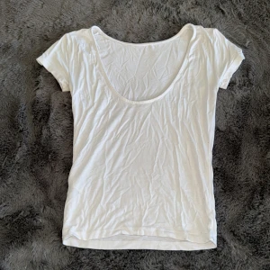 Vit basic t-shirt öppen rygg - Öppen i ryggen