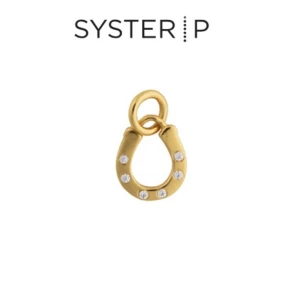 Syster P guldberlock hästsko - Syster P Beloved Pendant Gold Horse Shoe. Lyckosymbol ✨Jättesöt nätt berlock i silver pläterat med 18 karats guld och små glittriga stenar. Verkar inte säljas längre. Helt oanvänd, har två så den här har inte kommit till användning. Köpte för 119 kr så passa på att köpa billigt 💕