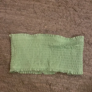 Ljusgrön bandeau bikini topp - Säljer en ljusgrön bandeau bikiniöverdel. Den är jätteskönt men passar tyvärr inte längre