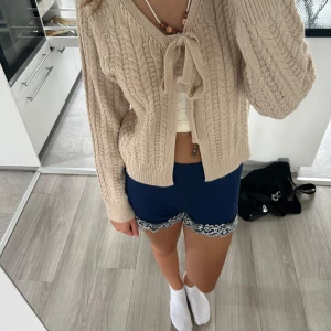 Beige kofta  - Snygg kofta men härliga mönster använder inte så ofta och därför säljer jag den 😊