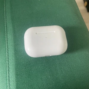 EarPods oanvända kommer i lådan med plasten på  - Aldrig använda i lådan 