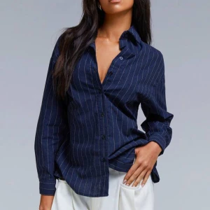 Skjorta  - Skjorta med öppen rygg från Shein. Kostar 200 på hemsidan.