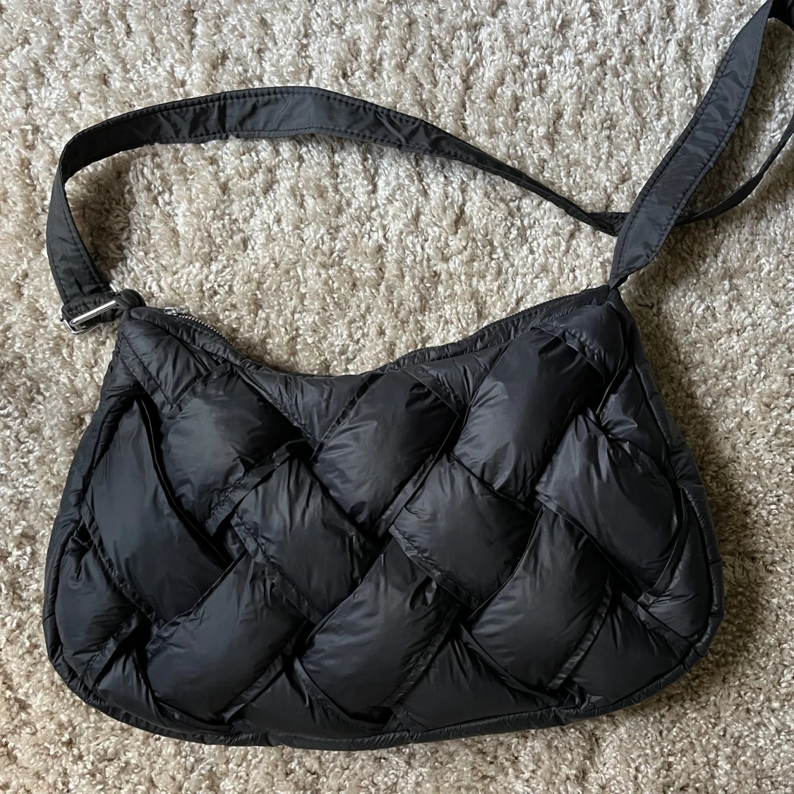 Svart quiltad axelväska