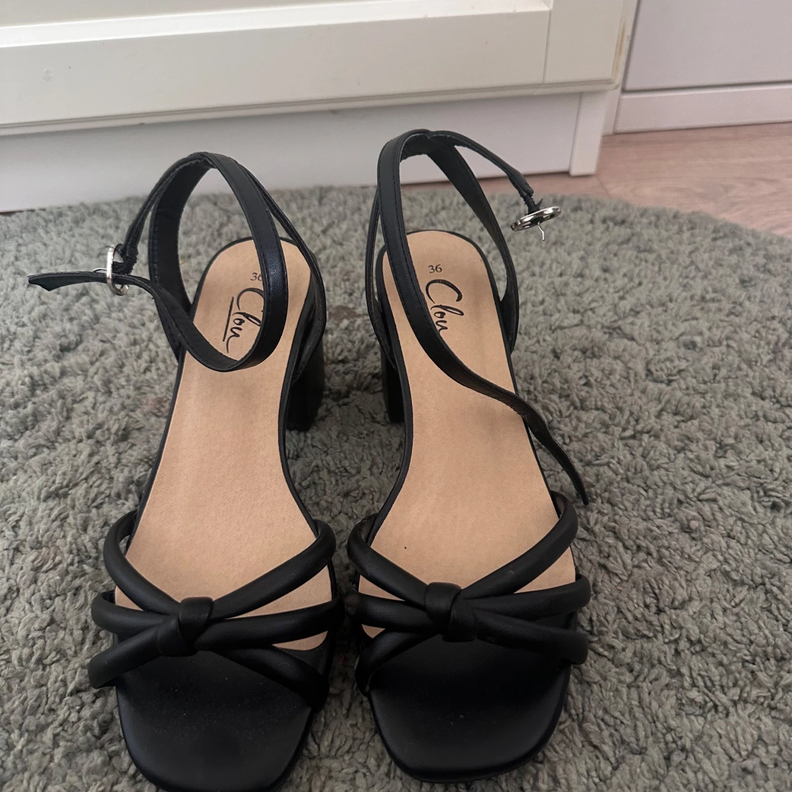 Svarta sandaler med klack från Clou - 4