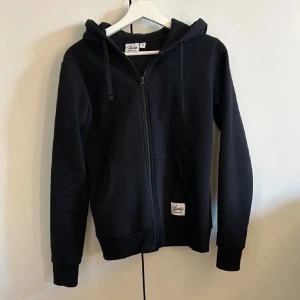 Zip up hoodie - Zip up hoodie från Andy by Frank Dandy, i strl S. Sparsamt använd, i fint skick. Tryck gärna på ”köp”.