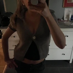 Stickad cardigan med knapp  - Kortärmad beige stickad kofta från Zara 💞Modellen har en v-ringad öppning 🤞🏼 Perfekt att styla över ett linne eller t-shirt för en chill look 😍 Koftan är i storlek L men passar mig som normalt är S, tröjan och också oanvänd med prislapp kvar 😝 Skriv vid frågor eller prisförslag 💗
