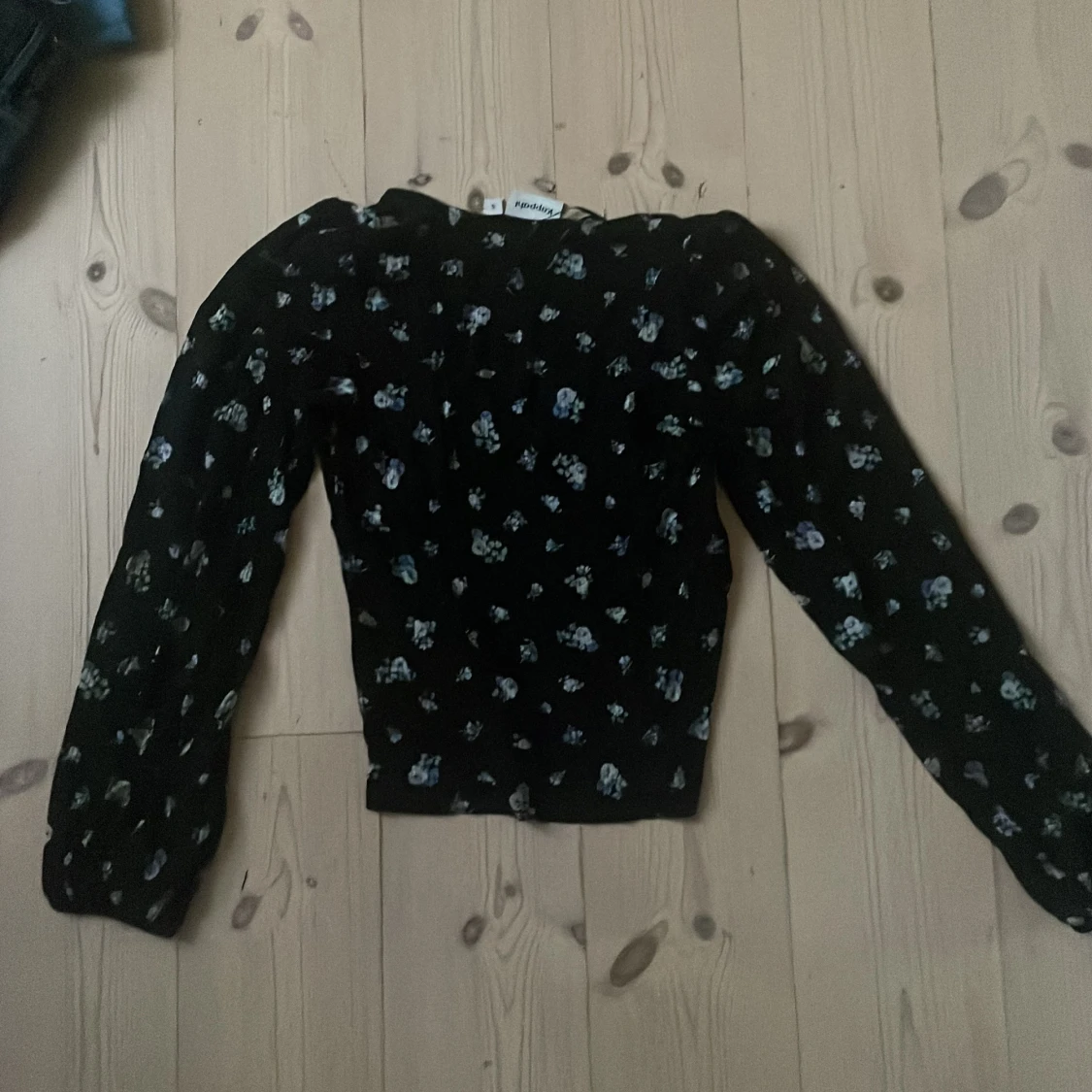 Svart blommig blus från Kappahl - 3