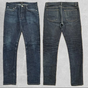 APC selvedge denim jeans - Säljer ett par riktigt snygga slim selvedge denim jeans ifrån APC. nypris 2700. Perfekta nu inför sensommar, höst och vinter när det blir lite kallare väder! Inga defekter perfekt skick med en nice tvätt! Midja: 39,5cm, innerben: 76cm, ytterben: 103cm, benöppning: 15cm, vad: 17,5cm, lår: 23cm