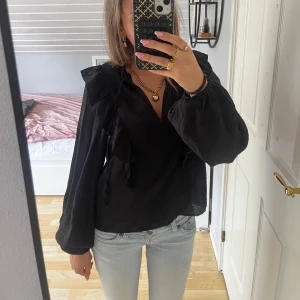 Svart snygg blus från Kappahl - Jätte snygg blus från Kappahl som passar till alla tillfällen. Jätte fint skick och använt varsamt. I storlek xs och passar perfekt till att hösten börjar närma sig. Hör av er vid frågor💕