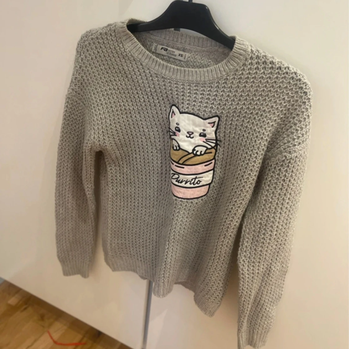Beige stickad tröja med kattmotiv XS