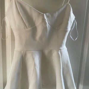 Vit fin blus - Supersöt vit blus/topp med smala axelband och markerad midja. Pris lappen är kvar pris kan diskuteras privat