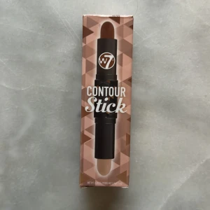 W7 Contour Stick Medium - Dubbel contour stick från W7 i färgen Medium. Ena sidan är en varm brun ton för contouring och andra sidan en ljusare beige för highlight. Smidig stick-form som är enkel att använda och perfekt att ha med i väskan. Plastförpackning med genomskinliga lock. Säljer den för den var för ljus för mig!!💗 använt den bara en gång på handen!!