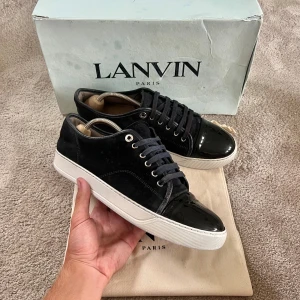 Lanvin skor - Tja! Säljer nu dessa sjukt snygga Lanvins||Skick 7-8/10 finns tecken på användning som syns på bilderna||Färg Marinblå||Storlek uk 8 passar dig som har storlek 43 eu eller större||Box och dustbag medföljs med köp|| Om du har några frågor eller funderingar är det bara att höra av sig!🙌