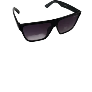 Svarta solglasögon från Ammos - Snygga svarta solglasögon från Ammos med rektangulär form och mörka tonade glas. Bågarna är i blank plast och har en stilren vibe som passar perfekt till sommaren. Loggan syns på sidan för en extra touch.