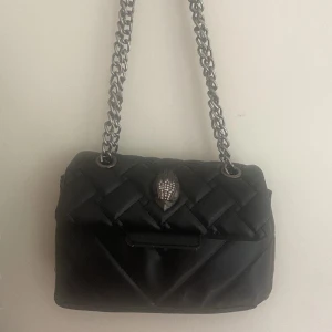 Kurt Geiger väska liknande - Säljer denna fina Kurt geiger liknande väska! Obs: Ej äkta och ena ögat har åkt av🥰🥰