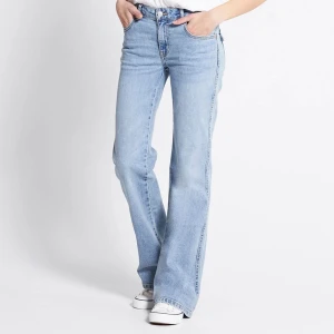 Lågmidjade jeans - Utsålda blåa lågmidjade jeans från Lager 157 ”90’s Boot”. Använda vid ett tillfälle så som nya. Har klippt av de nertill så det passar någon i längden från 168cm och neråt. Säljer då jag har ett par till. Tryck gärna på köp nu.