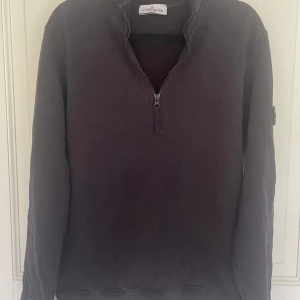 Stone island half-zip - Säljer nu min stone island half-zip. | Junior storlek men passar mig som har S i vanliga fall. | Mindre badge pga av barnstorlek. | Fint skick. | Släng iväg en signal vid funderingar så svarar jag snabbt. |