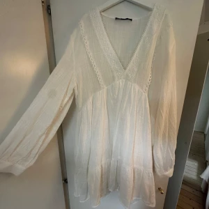 Vit Zara klänning - Helt oanvänd!! Obs de är ingen fläck på första bilden det är en skugga bara ⚠️⚠️köpte i Rom för något år sen för 400kr, säljer för 250kr💞