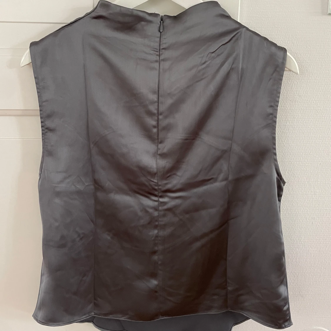 Grå/silver satinblus från H&M - 1