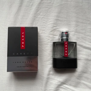 Prada Luna Rossa Carbon EdT - Prada Luna Rossa Carbon Eau de Toilette, Test sprejat med den endast. Fet sommar parfym. Doftar citrus. 50ml