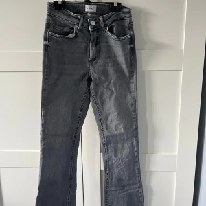 Only jeans - Säljer dessa gråa only Jeans eftersom att dem inte kommer till användning längre. Säljer billigt för att bli av med dem fort. Strl är M men skulle säga mer åt S/m hållet.