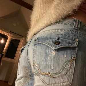 Lowwaisted jeans  - Jättesöta jeans som är lowwaisted och har utåtsvängda ben. Jättebra skick. Säljer med före detta ägares annons, aldrig använda ❤️