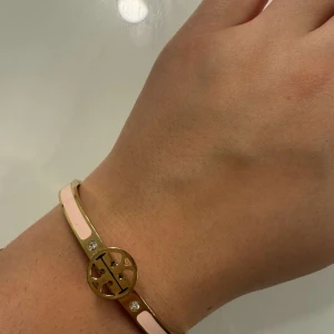 Guld och Rosa Armband  - Ljusrosa märkesarmband💕