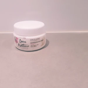 Oriflame Love Nature ansiktskräm - Love Nature Nourishing Face Cream för torr hud från Oriflame. Kommer i en vit plastburk med skruvlock, innehåller 50 ml. Berikad med ekologisk havre och gojibär för extra näring. Söt design med blommotiv på etiketten.  Ny så inget att anmärka på