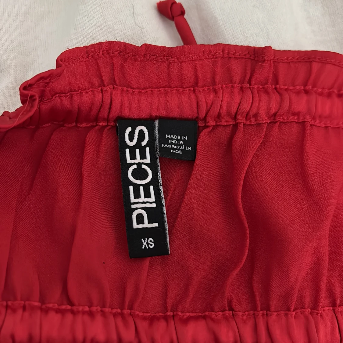 Röd volangig linnetopp från Pieces - 3