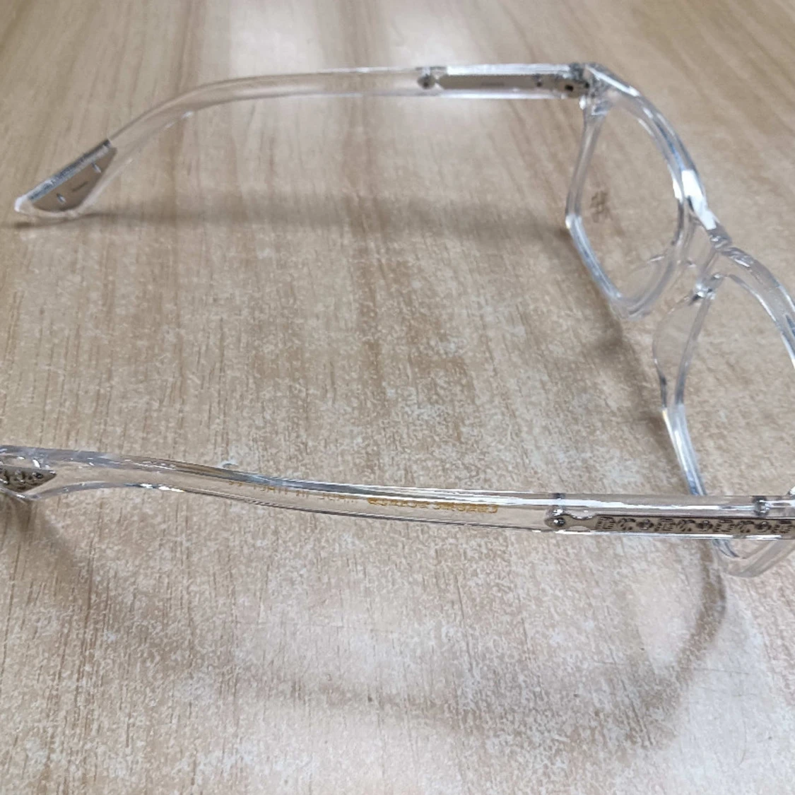 Transparenta glasögon med gulddetaljer - 1