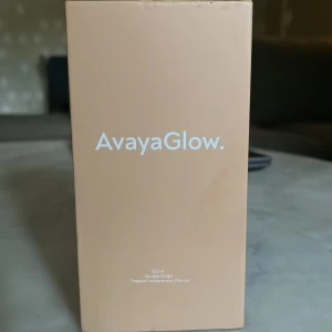 AvayaGlow Bronze Drops 50ml - AvayaGlow Bronze Drops i 50ml flaska med pipett, ger en solkysst glow till huden. Färgen är bronzig och formulan har smak av tropical watermelon. Kommer i snygg beige förpackning och är perfekt för att boosta din look med extra lyster. Råkade köpa två så säljer en av de, pris kan diskuteras 