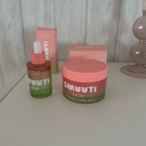 Smuuti Skin Watermelon Dew Serum & Balm - Säljer ett set från Smuuti Skin med Watermelon Dew Serum och Watermelon Sorbet Balm. Båda kommer i snygga glasförpackningar i rosa och grönt. Serumet har pipett och balmen är ljusrosa. Perfekt för dig som vill ha glow och återfuktad hud. Endast testad!