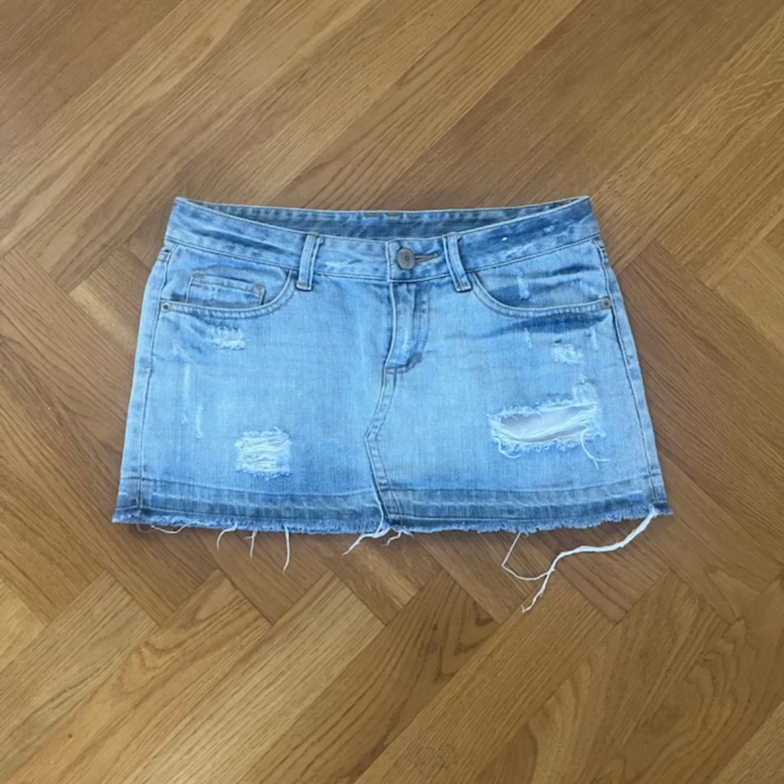 Lågmidjad jeanskjol