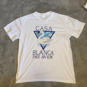 Casablanca T-shirt - Säljer denna casablanca T-shirten då den tyvärr var för liten. Den är helt ny! Priset är inte fast så kom med bud! 