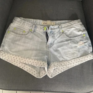 Jeans shorts  - Lågmidjadr jwans shorts storlek s/m