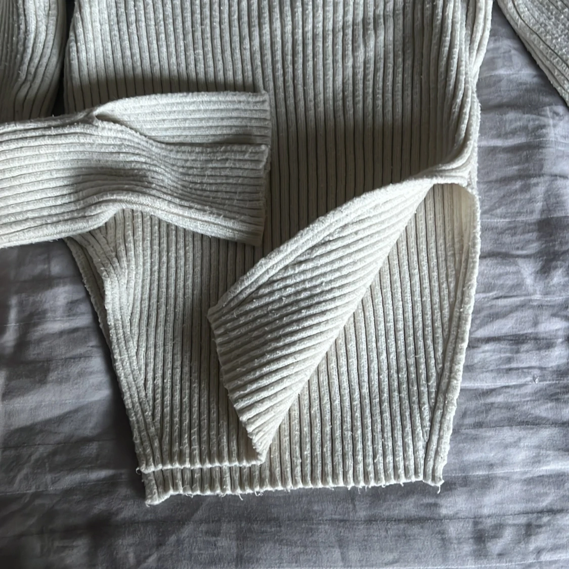 Offshoulder ribbad vit stickad tröja - 1