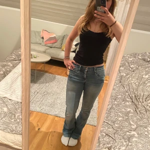 Blå bootcut jeans från Cream - Snygga blå jeans från Cream med bootcut-modell och klassisk femficksdesign. Jeansen har mellanlåg midja och är gjorda i mjukt denimtyg. Väldigt sköna och i hållbart material. Säljer på grund av att jag har tröttnat på de eftersom de har varit i garderoben ett tag och helt enkelt inte kommer till användning längre💕Nypris är 1000kr💖storlek w26 men passar även xs och s