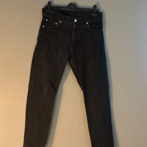 Weekday Barrel 28/30 - Säljer ett par weekday Barrel i storlek 28/30. De är i bra skick förutom att vänster bakficka har ett hål.