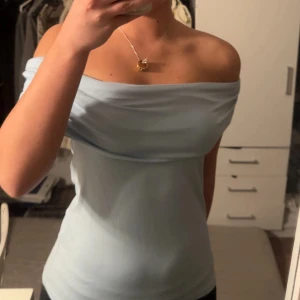 Ljusblå offshoulder topp - Säljer en ljusblå offshoulder topp