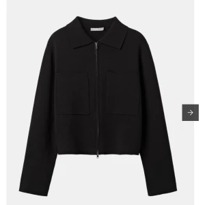 Svart cardigan  med dragkedja - Säljer den trendiga Åhléns cardigan i svart i storlek XS🖤 