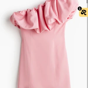 Byte - Någon som vill byta denna klänningen i XS till en S🙏🩷🩷 kanske säljer vid bra bud använd en gång