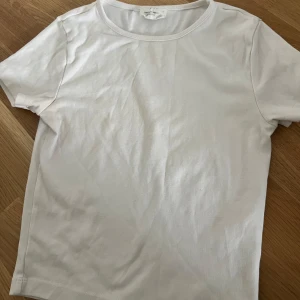 Vit T-shirt  - Vit T-shirt ifrån Gina