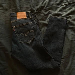 Levi's 512 mörkblå jeans W32 L30 - Säljer mina Levi’s jeans! Storlek W32 L30. Slim fit passform o väldigt stretchiga! Hör av er vid frågor!