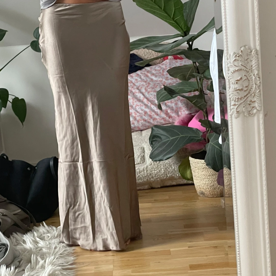Beige långkjol i satin
